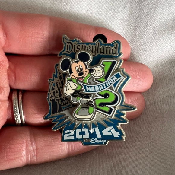 Disneyland 2014 half marathon official trading pin in pristine condition - Picture 5 of 5